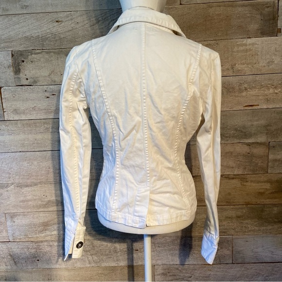 🛍️3/$30 Guess jeans women’s white denim button up jacket in  size medium - Picture 3 of 8